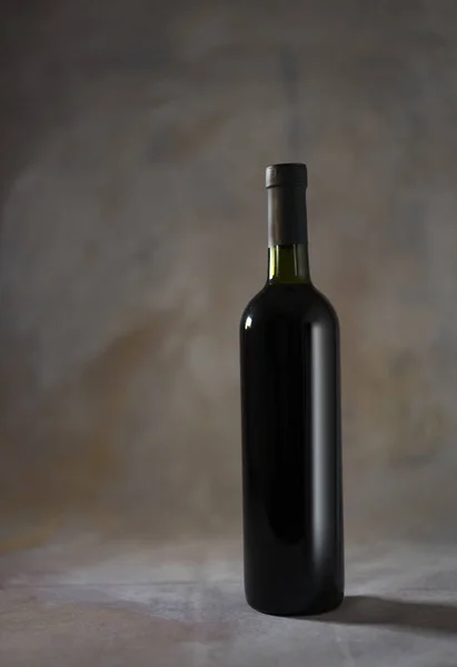 Flasche Wein Auf Einem Hölzernen Hintergrund — Stockfoto