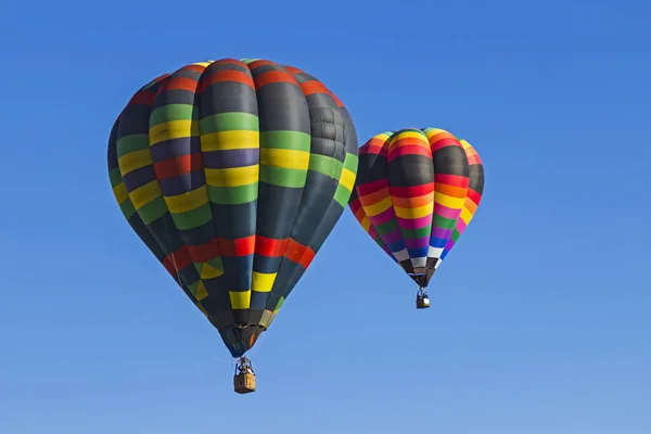 Színes Hőlégballon Repül Égen — Stock Fotó