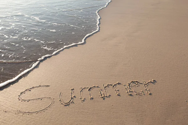 Λέξη Καλοκαίρι Γραμμένο Στην Παραλία Άμμο Κύματα Της Θάλασσας — Φωτογραφία Αρχείου