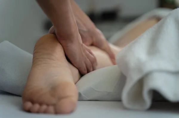 Vrouw Liggend Bed Met Massage Therapeut — Stockfoto