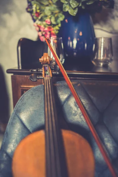 Violino Sul Tavolo — Foto Stock