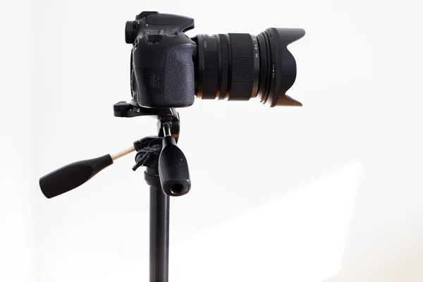专业摄影师三脚架 白色背景的相机 — 图库照片