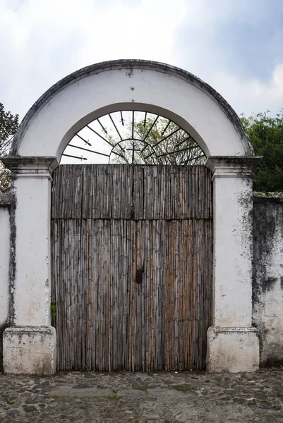 Porta Madeira Velha Com Uma Parede Branca — Fotografia de Stock