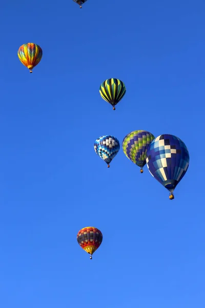 Kolorowe Balony Gorące Powietrze Przelatujące Nad Błękitnym Niebem — Zdjęcie stockowe