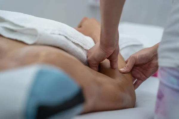 Fisioterapeuta Massageando Mulher Salão Spa — Fotografia de Stock