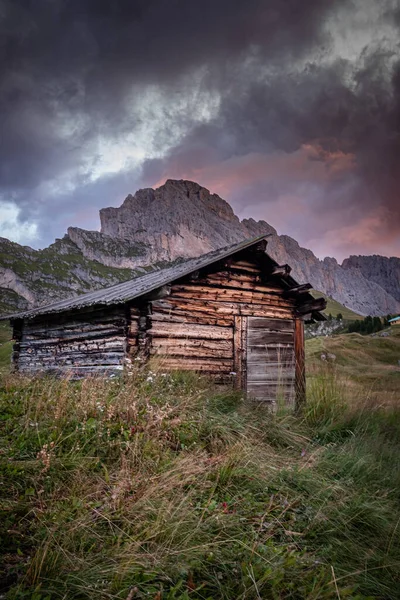 Prachtig Landschap Met Een Bergdorp Achtergrond — Stockfoto