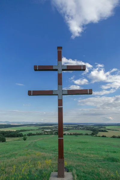 Eine Vertikale Aufnahme Eines Holzschildes Mit Einem Kreuz Auf Dem — Stockfoto