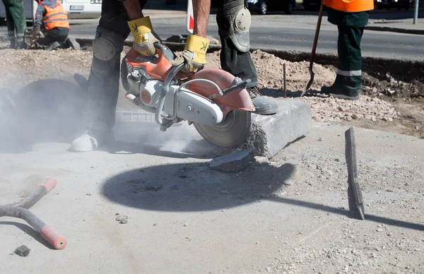 Trabajador Casco Con Pala Máscara Protectora — Foto de Stock