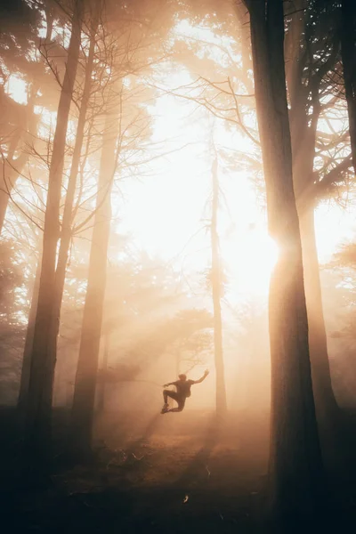 森の中のリュックと木の袋を持った男 — ストック写真