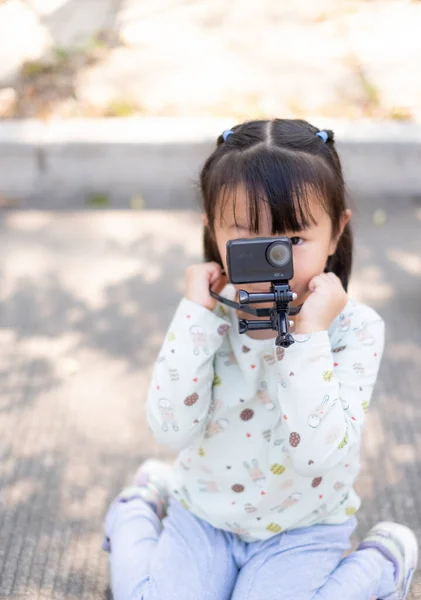 Niña Con Cámara Parque —  Fotos de Stock