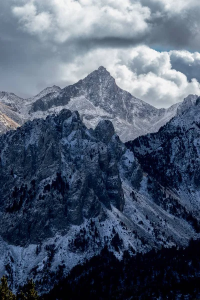 Vackert Bergslandskap Med Snö Och Moln — Stockfoto