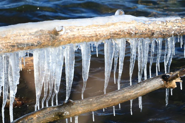 冬天冰上的冰柱 — 图库照片