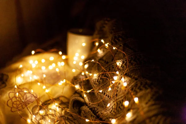 Χριστουγεννιάτικα Φώτα Στο Φόντο Του Τζακιού — Φωτογραφία Αρχείου