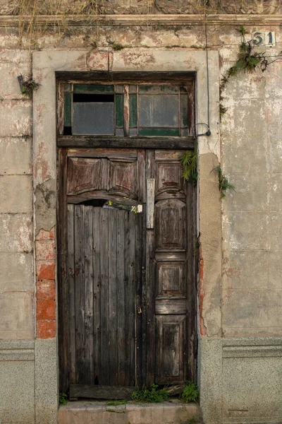 有窗户的旧木门 — 图库照片