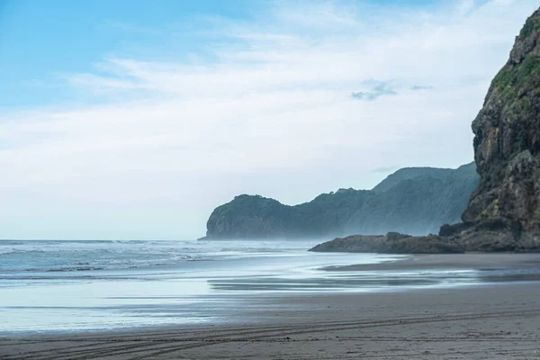 Hermosa Vista Del Mar Con Playa Rocosa — Foto de Stock