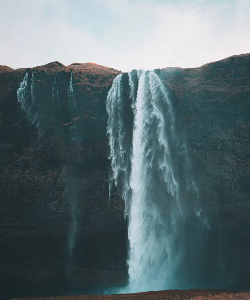山の中の美しい滝 — ストック写真