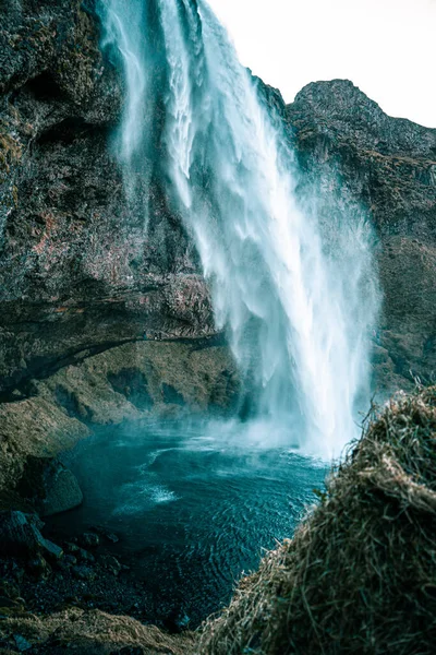 Bela Cachoeira Nas Montanhas — Fotografia de Stock