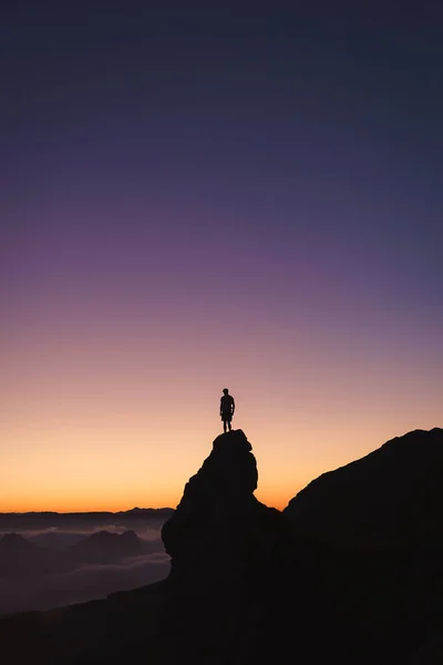 Silueta Hombre Con Una Mochila Cima Montaña — Foto de Stock