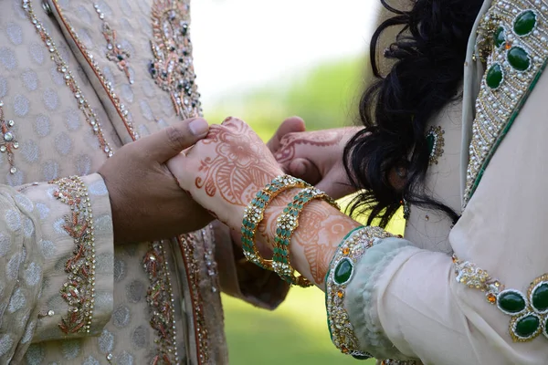 Indianerin Mit Henna Händen — Stockfoto