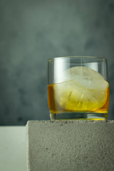 Bicchiere Whisky Con Limoni Cubetti Ghiaccio Fondo Scuro — Foto Stock