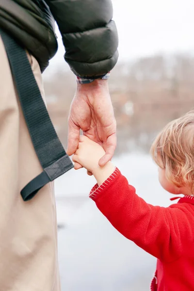 Padre Figlio Con Bambino Nel Parco — Foto Stock