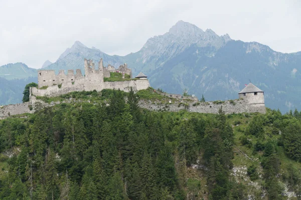 山の中の城の美しい風景 — ストック写真