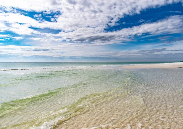 Krásná Pláž Modrou Oblohou — Stock fotografie