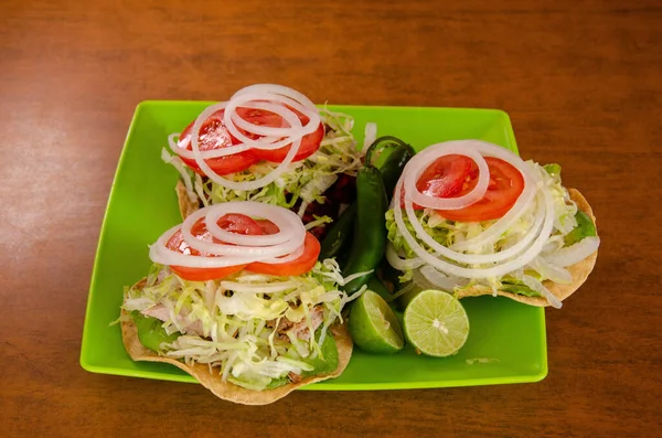 Ensalada Con Salmón Tomate Lechuga — Foto de Stock