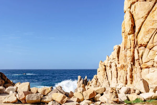 Hermosa Vista Del Mar Con Playa Rocosa — Foto de Stock