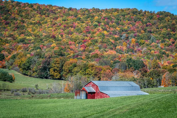 Hermoso Paisaje Con Una Casa Madera Campo — Foto de Stock