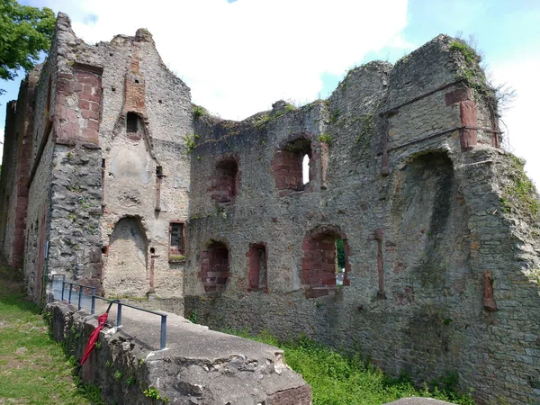 夏に最も有名なランドマークの街の古代の城の遺跡 — ストック写真
