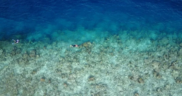 Bela Ilha Maldivas Tropicais Com Mar Azul Água Azul Turquesa — Fotografia de Stock