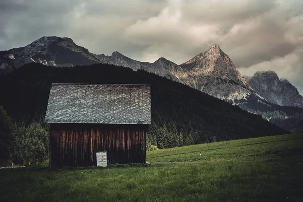 山の家のある美しい風景 — ストック写真