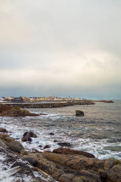 Blick Auf Einen Schönen Meeresstrand Mit Wolkenverhangenem Himmel — Stockfoto