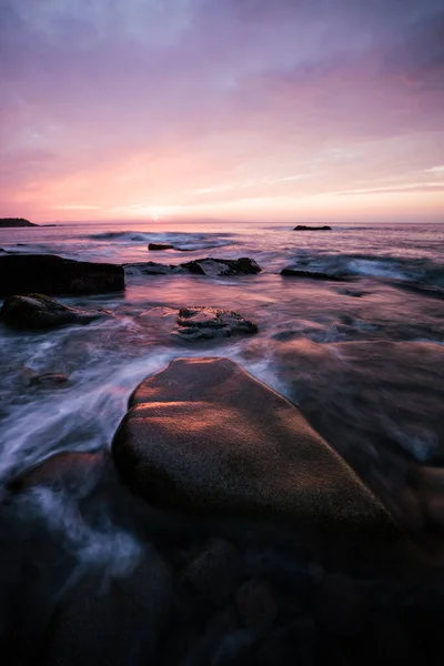 Piękny Widok Morze Kamienistą Plażą — Zdjęcie stockowe