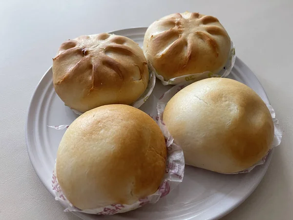 Pães Frescos Assados Com Queijo Tomate — Fotografia de Stock