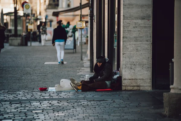 Jonge Vrouw Zit Straat Met Een Rugzak Een Kopje Koffie — Stockfoto