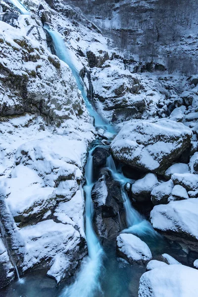 Vackert Vattenfall Bergen — Stockfoto