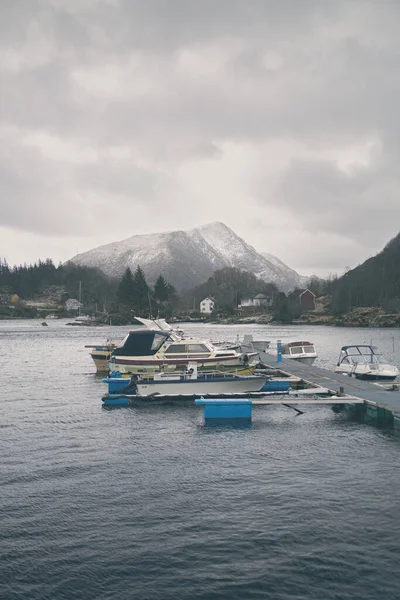 山の中の湖の美しい景色 — ストック写真