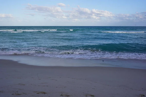 Hermosa Playa Con Olas Mar Cielo Azul —  Fotos de Stock