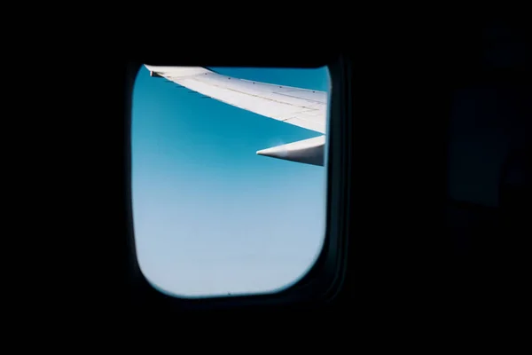 Vliegtuigraam Met Blauwe Lucht — Stockfoto
