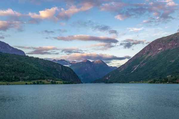 Schöne Aussicht Auf Die Berge Und Den See — Stockfoto