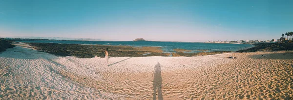 Prachtig Strand Met Zandduinen Blauwe Lucht — Stockfoto