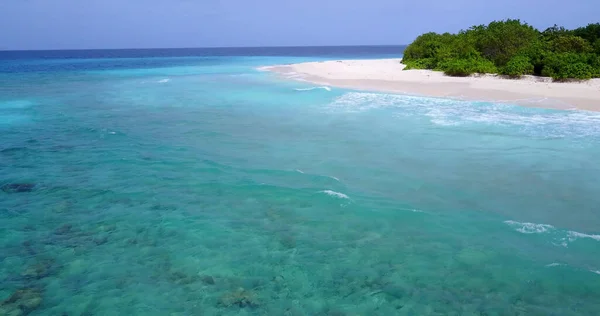 ヤシの木と青い空の美しい熱帯のビーチ — ストック写真