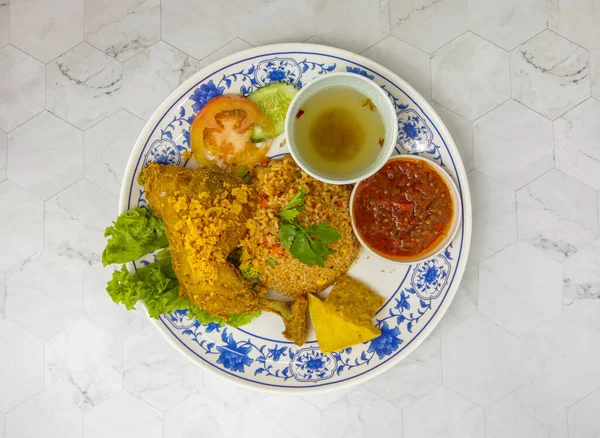 Sate Ayam Lezat Dengan Saus Nasi Dan Sayuran Close — Stok Foto