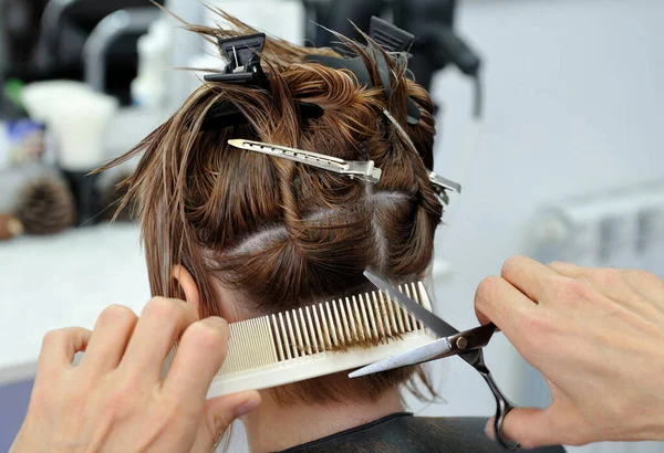 Coiffeur Coupe Les Cheveux Avec Des Ciseaux Dans Salon — Photo