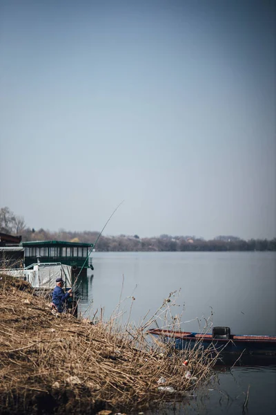 Uomo Pesca Sul Lago — Foto Stock