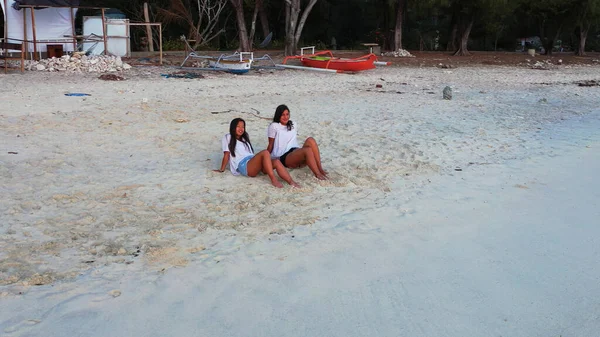 Coppia Innamorata Sulla Spiaggia — Foto Stock