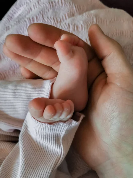 Piedi Del Bambino Uno Sfondo Bianco — Foto Stock