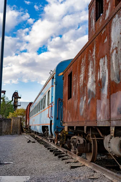 城市中的旧铁路机车 — 图库照片